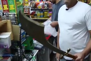 Размер имеет значение: грабитель и продавец посоревновались в том, у кого длиннее меч