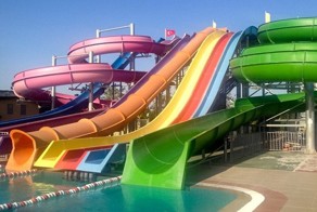 Мужчина неудачно прокатился с горки в аквапарке (3 фото)