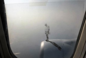 Меланхоличная серия рисунков, показывающая людей гуляющих по самолёту