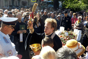 Жители Санкт-Петербурга расхватали 2 тонны освящённых яблок за 15 минут