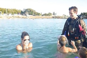  Солдат, неожиданно вернувшийся со службы, приятно удивил свою семью необычным появлением