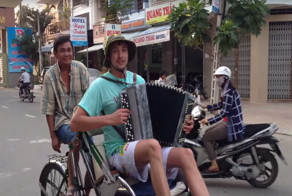 Баянист рвет меха!