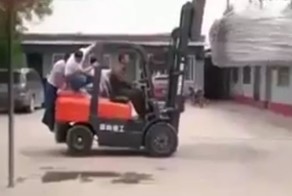 Китайские рабочие пытаются предотвратить переворот вилочного погрузчика