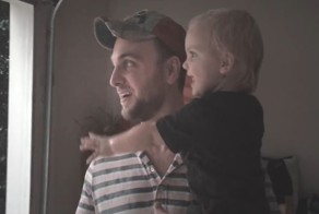 Девочка впервые видит дождь