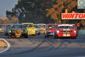 Автомобильный исторический фестиваль в Уинтоне (20 фото)