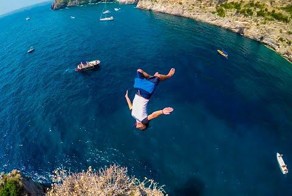 Вот почему мужчины живут меньше! Захватывающие прыжки в воду со скал Италии