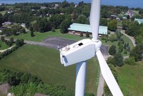 Лежишь себе, загораешь на верхушке гигантского ветрогенератора, а тут дрон