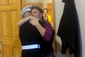 Реакция этой матери на внезапное появление сына-моряка на пороге дома невероятна!