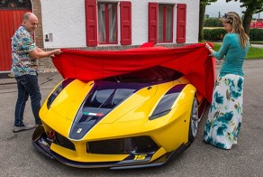 Гиперкар Ferrari FXX K жене на день рождения
