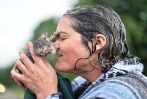 Спасательница нырнула в сливную трубу ради спасения котенка