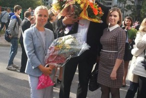 Школьный старт: знаменитости ведут детей на торжественную линейку