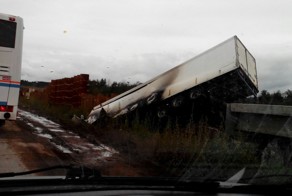 Водитель увел фуру с арбузами в кювет и сам погиб