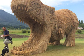 Соломенные динозавры в Японии