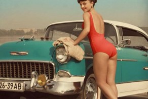 Старая реклама: ретро-авто с девушками