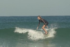 Французская серфингистка прокатилась на сёрфе в вечернем платье и туфлях на каблуках