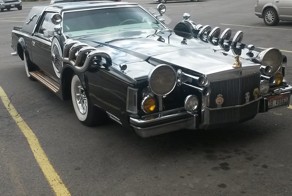  Lincoln из 70-х в стиле Круэллы Де Виль