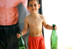 Пятилетний атлет показал, как надо отжиматься на бутылках