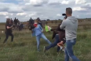 Венгерская журналистка ставила подножки и пинала беженцев во время съёмок сюжетов