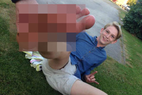 Парень наступил на раскаленную решетку гриля