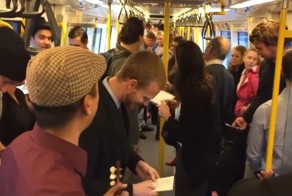 Музыка объединяет! Пассажиры в метро поют солнечную песню Over the Rainbow 