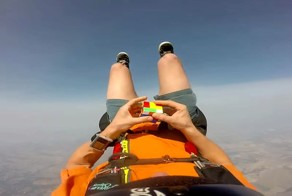 Бесстрашный парашютист собрал головоломку кубик Рубика в свободном падении