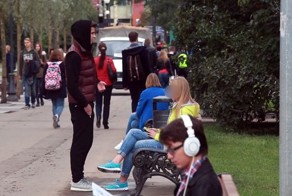 Когда деньги решают всё: готовы ли прохожие продать свою одежду?