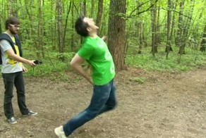 Испытание электрошокеров на добровольце