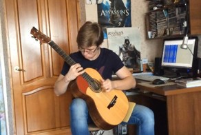 Таланты вокруг нас: виртуозное исполнение We Will Rock You с помощью гитары и ручки