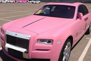 Китайская барышня заказала себе полностью розовый Rolls-Royce