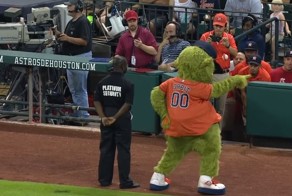 Охранник дал отпор талисману команды