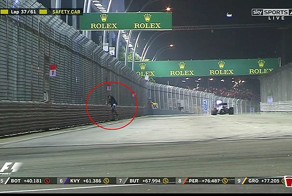 Мужчина прогулялся по трассе "Формулы-1" на Гран-при Сингапура 