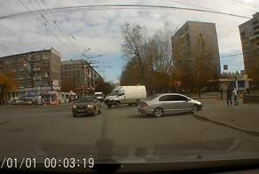 В Екатеринбурге машина вылетела на тротуар и сбила пешеходов