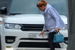 Ксения Бородина заклеивает номера, чтобы не платить за парковку