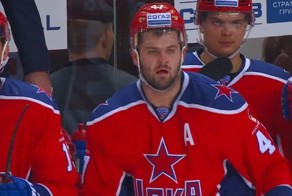 Нападающий хоккейного клуба ЦСКА остановил матч, чтобы врач оказал помощь болельщику