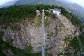 Самый длинный стеклянный мост в мире открылся в Китае на высоте 180 метров