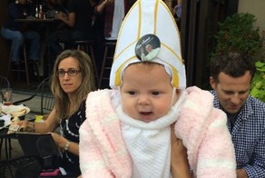 Ребенок в костюме Папы Римского рассмешил Папу Франциска