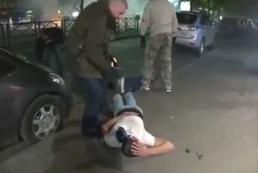 Французские дружинники против арабских мигрантов, громящих магазины