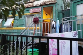 Студенты превратили заброшенный поезд в отличное общежитие