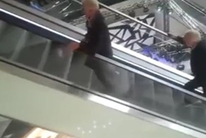Пожилые покорители эскалатора