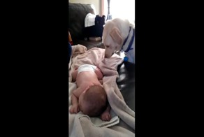 Этот пёс научит вас, как надо правильно укрывать спящего ребенка!