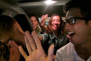 Молодой таксист устроил караоке-вечеринку в машине под "Uptown Funk"