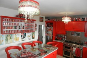 Ирландка превратила свой дом в «храм» Coca-Cola