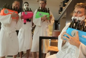 Саундтрек к мультфильму «Король Лев» на пустых бутылках