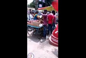 Как индийский уличный продавец обманывает обычных покупателей