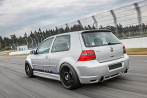 Тюнеры запихнули 550 "лошадок" под капот старенького VW Golf R32