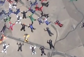Новый мировой рекорд! 202 парашютиста построили в небе США самую большую снежинку