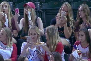 Поколение селфи на бейсбольном матче