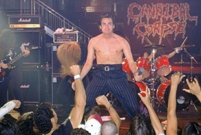 Вырезанная сцена из «Эйс Вентура» с Джимом Керри на вокале у Cannibal Corpse