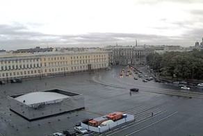 Зеркальный павильон в Санкт-Петербурге обрушился на людей