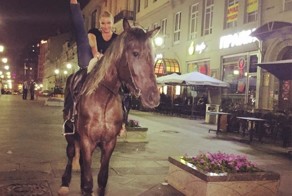 Упс! Сделав шпагат, Анастасия Волочкова ногой разбила люстру в ресторане